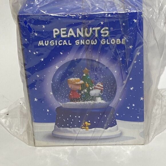NWT Hallmark Peanuts Musical Snow Globe Glass Christmas Home Decor - Picture 1 of 7